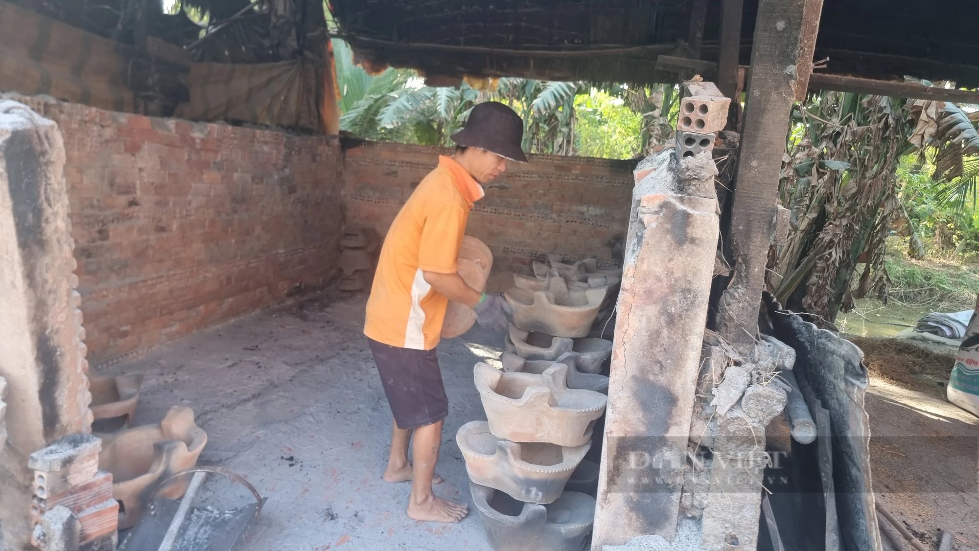 Ở An Giang, giáp tết dân vẫn hì hục đắp bếp lò, trăm năm bán khắp nơi, nhà nghèo dùng, nhà giàu nhớ- Ảnh 11.
