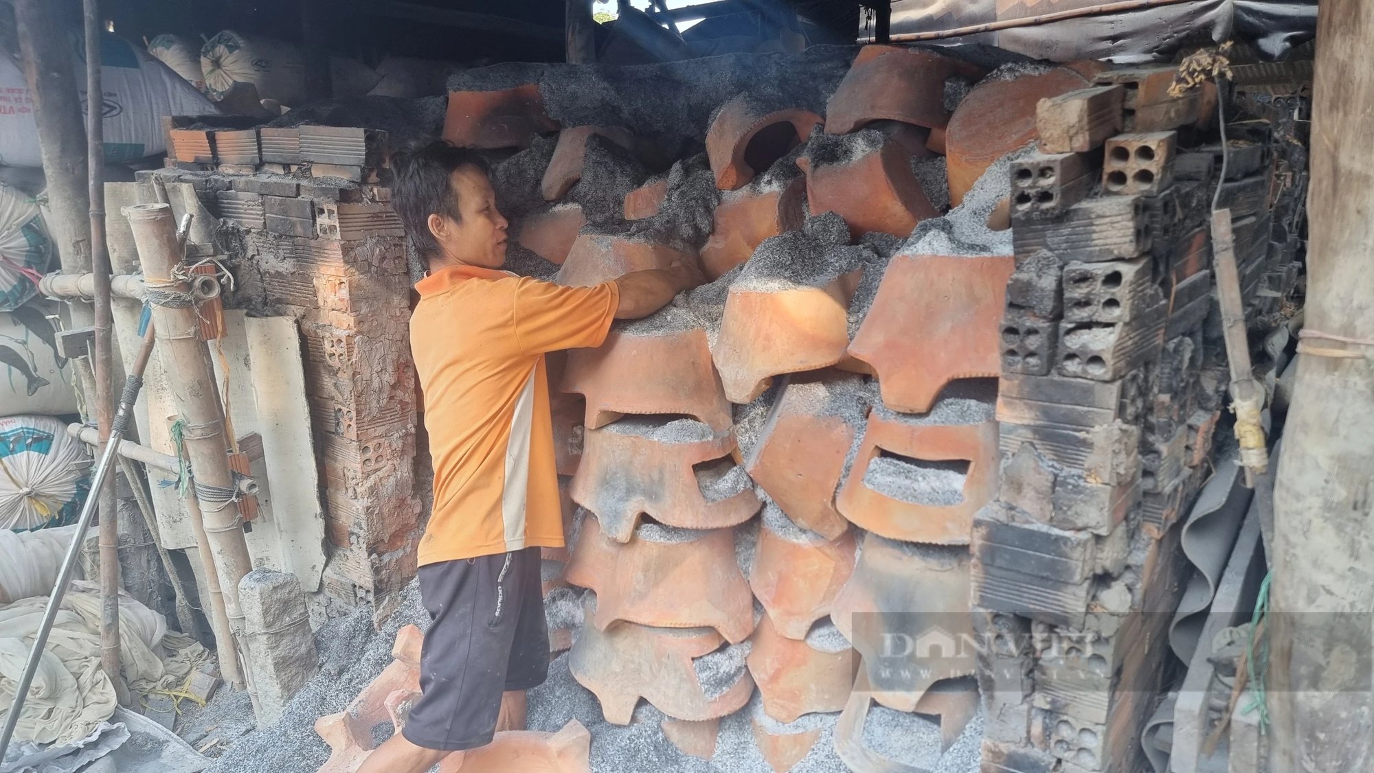 Ở An Giang, giáp tết dân vẫn hì hục đắp bếp lò, trăm năm bán khắp nơi, nhà nghèo dùng, nhà giàu nhớ- Ảnh 12.