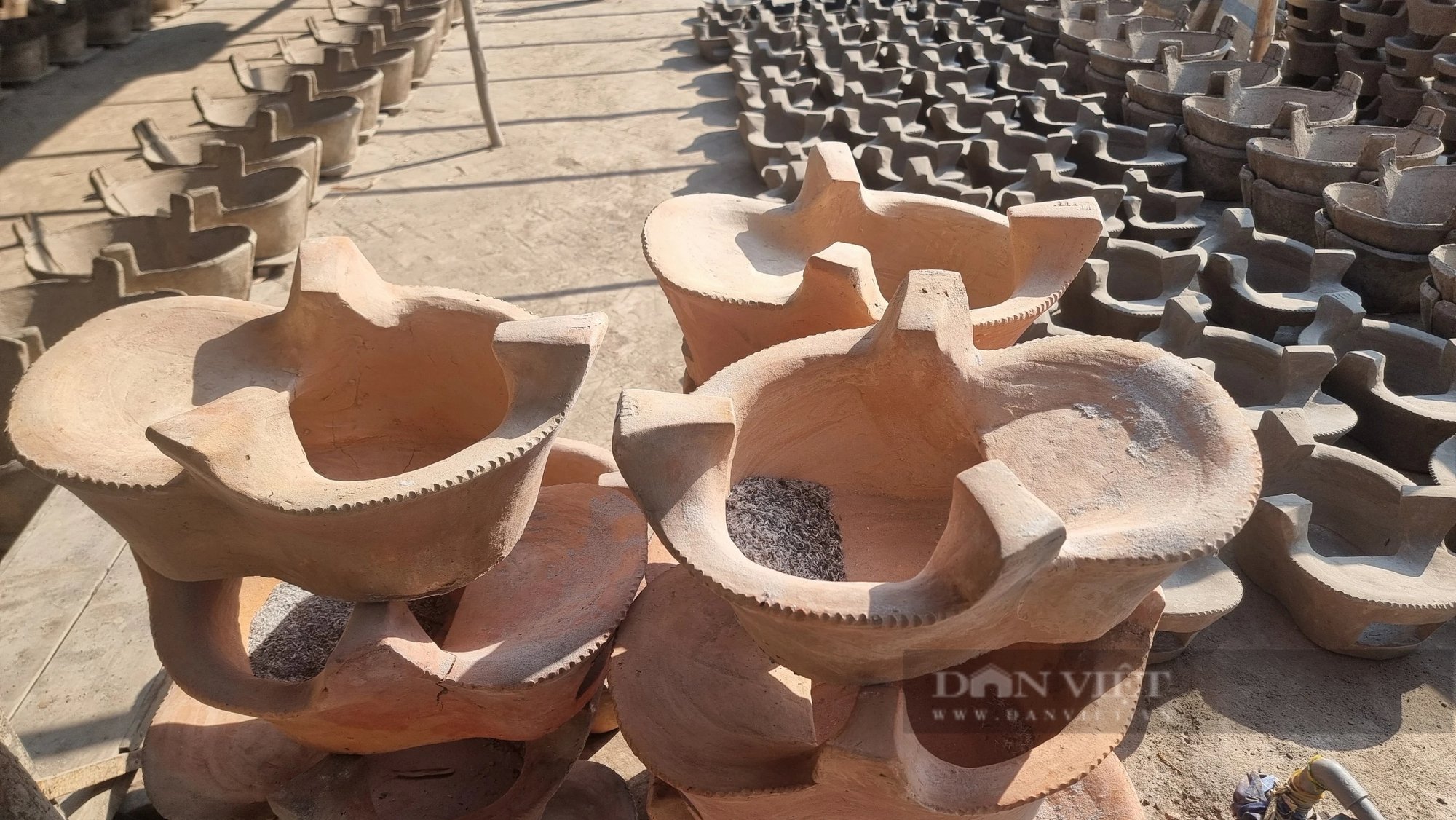 Ở An Giang, giáp tết dân vẫn hì hục đắp bếp lò, trăm năm bán khắp nơi, nhà nghèo dùng, nhà giàu nhớ- Ảnh 13.