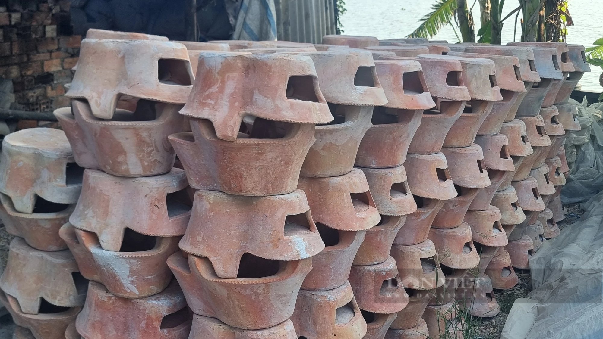 Ở An Giang, giáp tết dân vẫn hì hục đắp bếp lò, trăm năm bán khắp nơi, nhà nghèo dùng, nhà giàu nhớ- Ảnh 14.