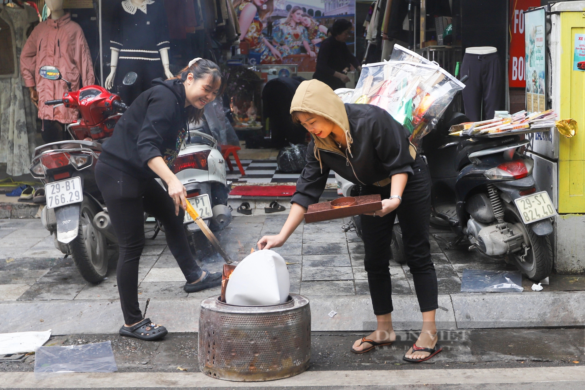 Đường phố Hà Nội "đỏ lửa" ngày 23 tháng Chạp- Ảnh 2.