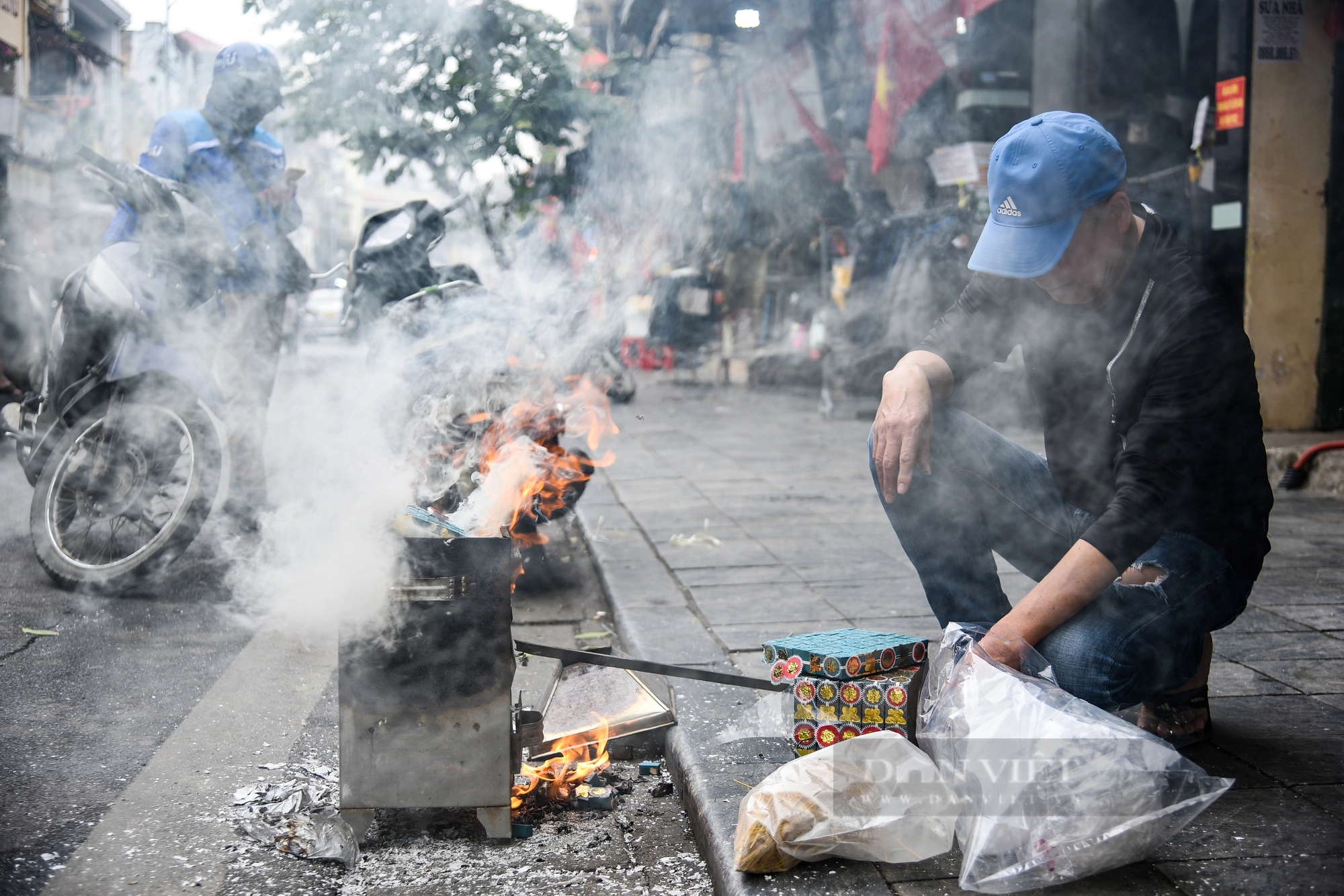 Đường phố Hà Nội "đỏ lửa" ngày 23 tháng Chạp- Ảnh 5.
