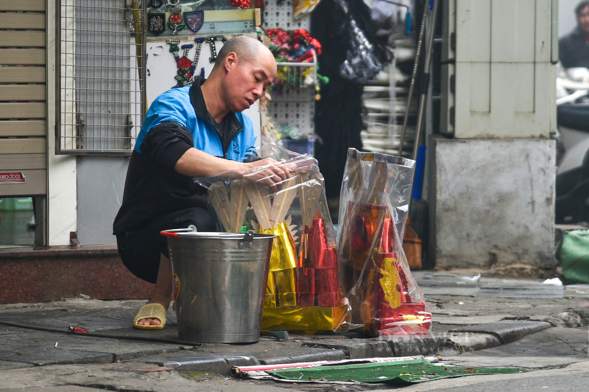 Đường phố Hà Nội "đỏ lửa" ngày 23 tháng Chạp- Ảnh 7.