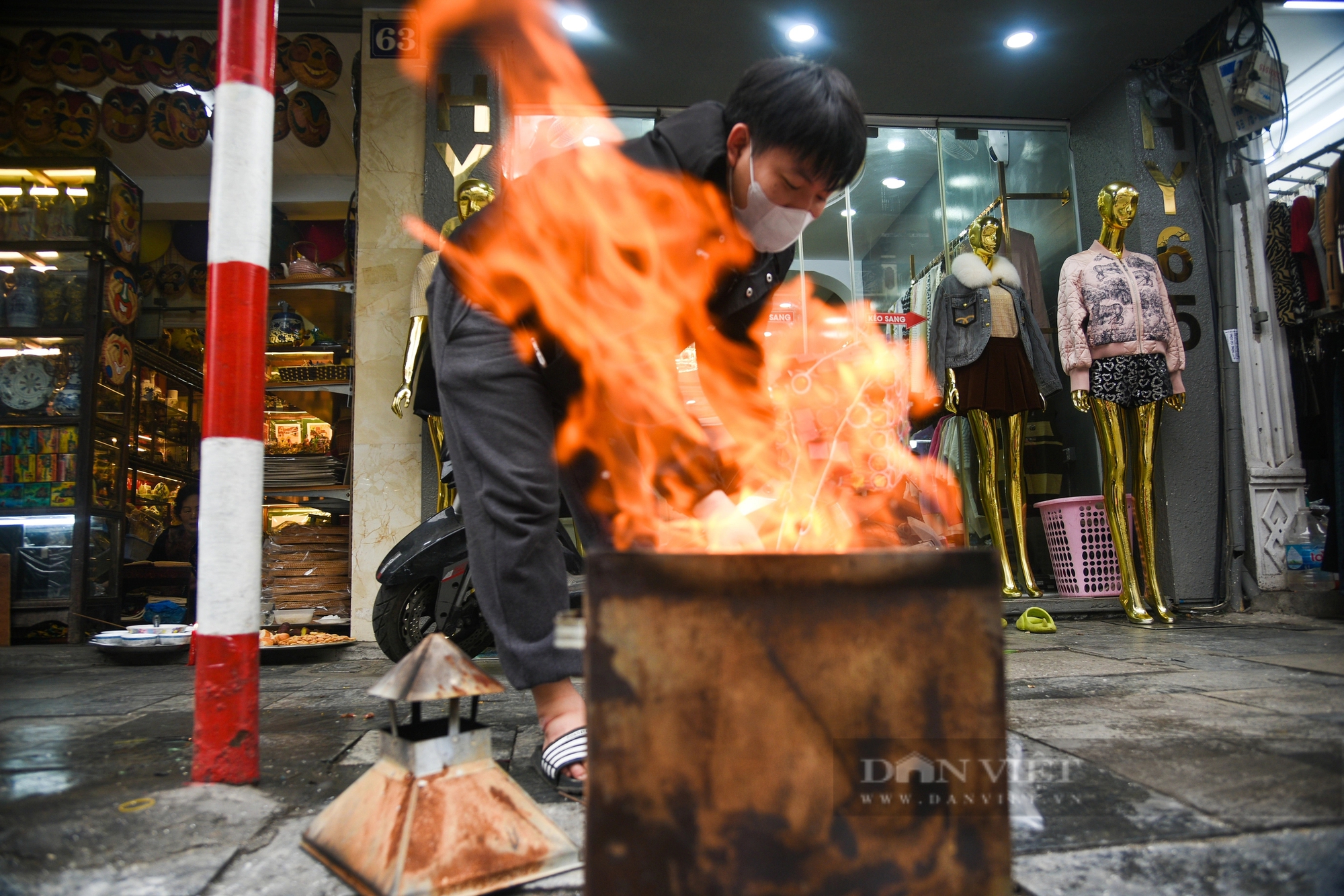Đường phố Hà Nội "đỏ lửa" ngày 23 tháng Chạp- Ảnh 11.