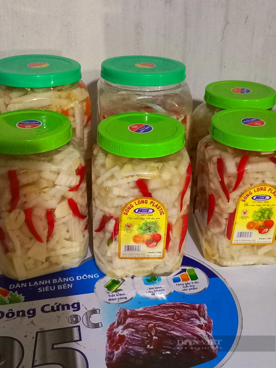 Theo bà Mai, khách hàng thường mua măng ớt về để biếu hoặc ăn giải ngán ngày Tết. Ảnh: Trung Hiếu
