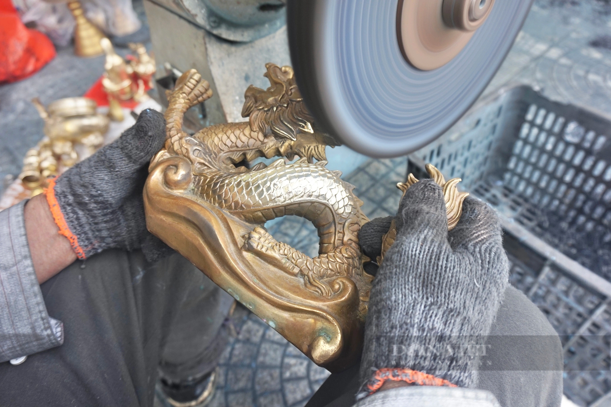 “Ăn theo” mùa Tết, lao động tự do ở Đà Nẵng làm gì mà chả hết việc, cầm xấp tiền dày hơn ngày thường?- Ảnh 3.