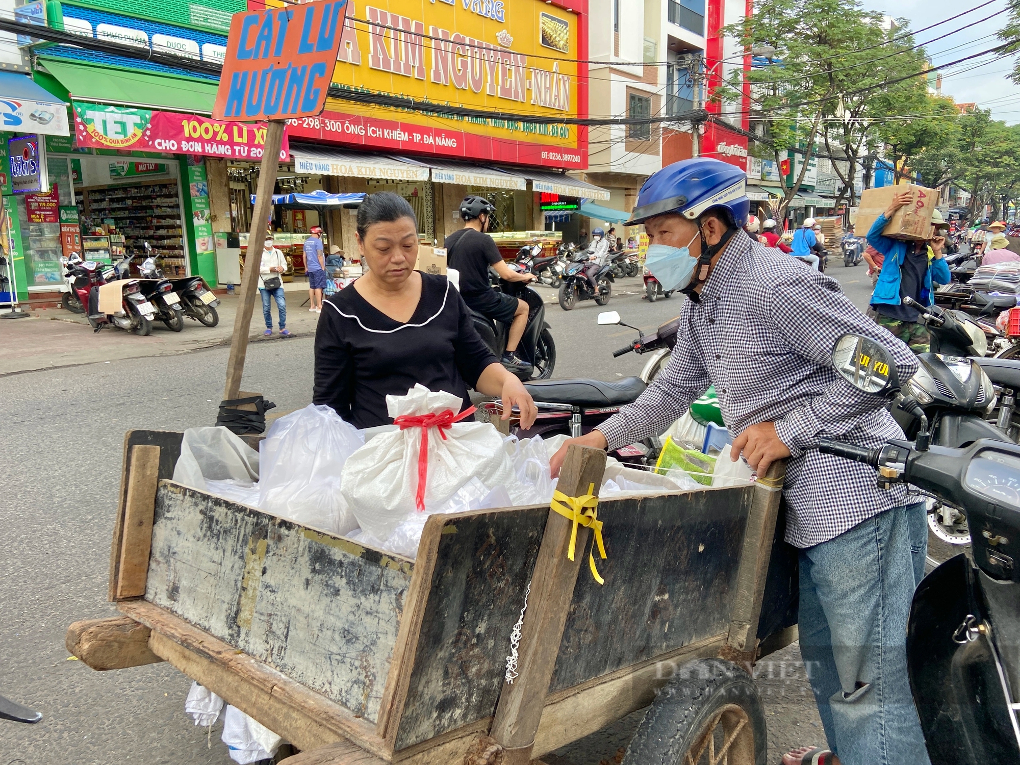 “Ăn theo” mùa Tết, lao động tự do ở Đà Nẵng làm gì mà chả hết việc, cầm xấp tiền dày hơn ngày thường?- Ảnh 6.