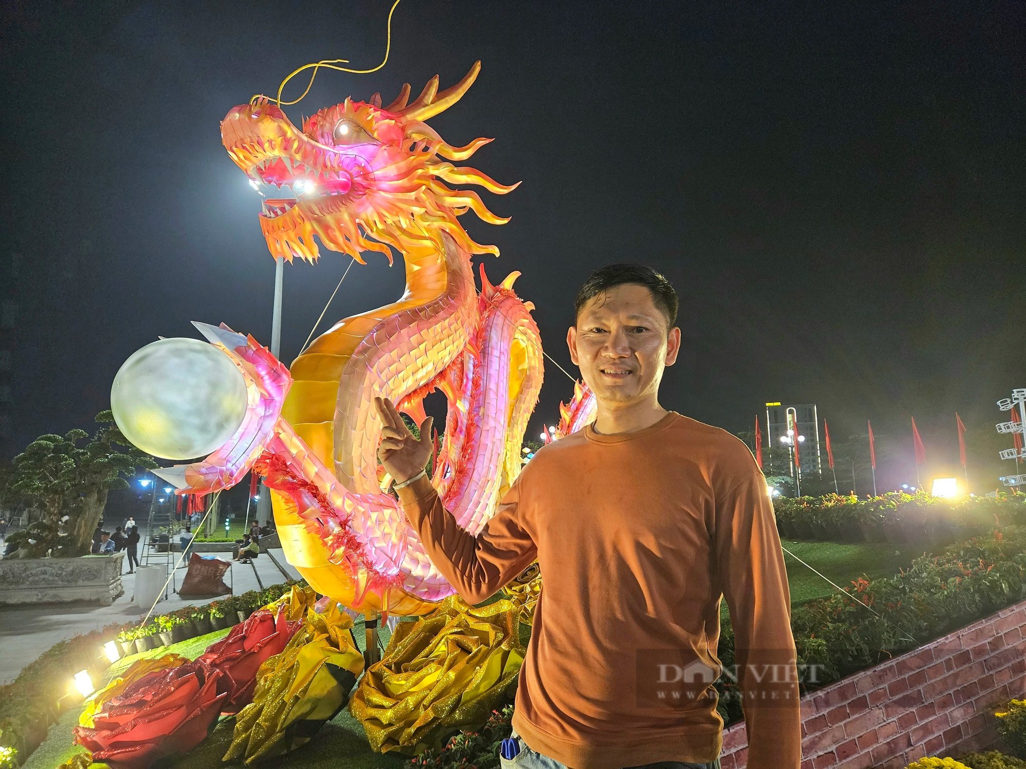 Dân ở Quảng Bình kéo nhau đi xem linh vật rồng uy nghi, đèn chụp ảnh nháy liên tục- Ảnh 3.