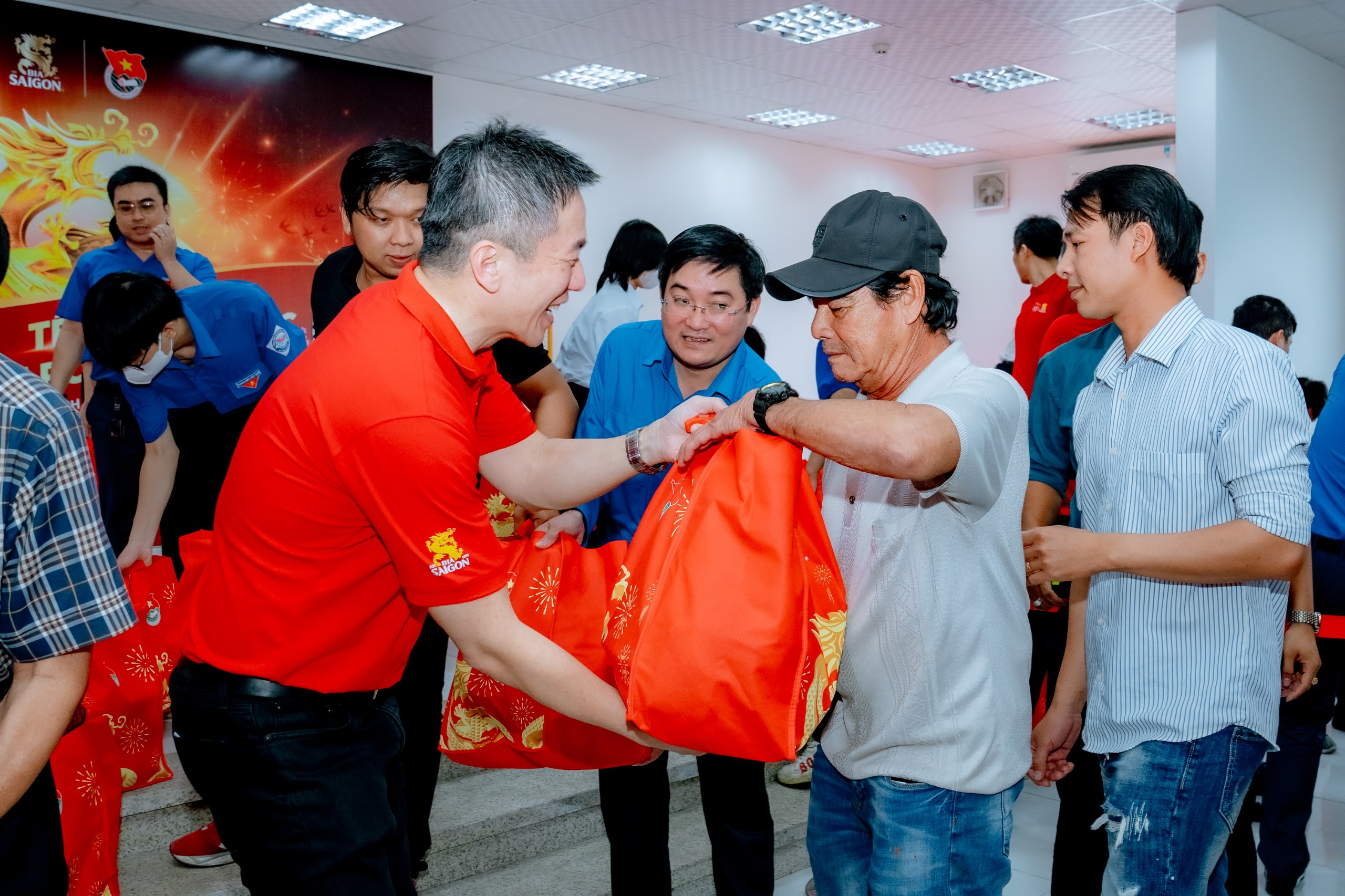 Đoàn Thanh niên mang Tết cho 10.400 nông dân, ngư dân, công nhân lao động- Ảnh 2.