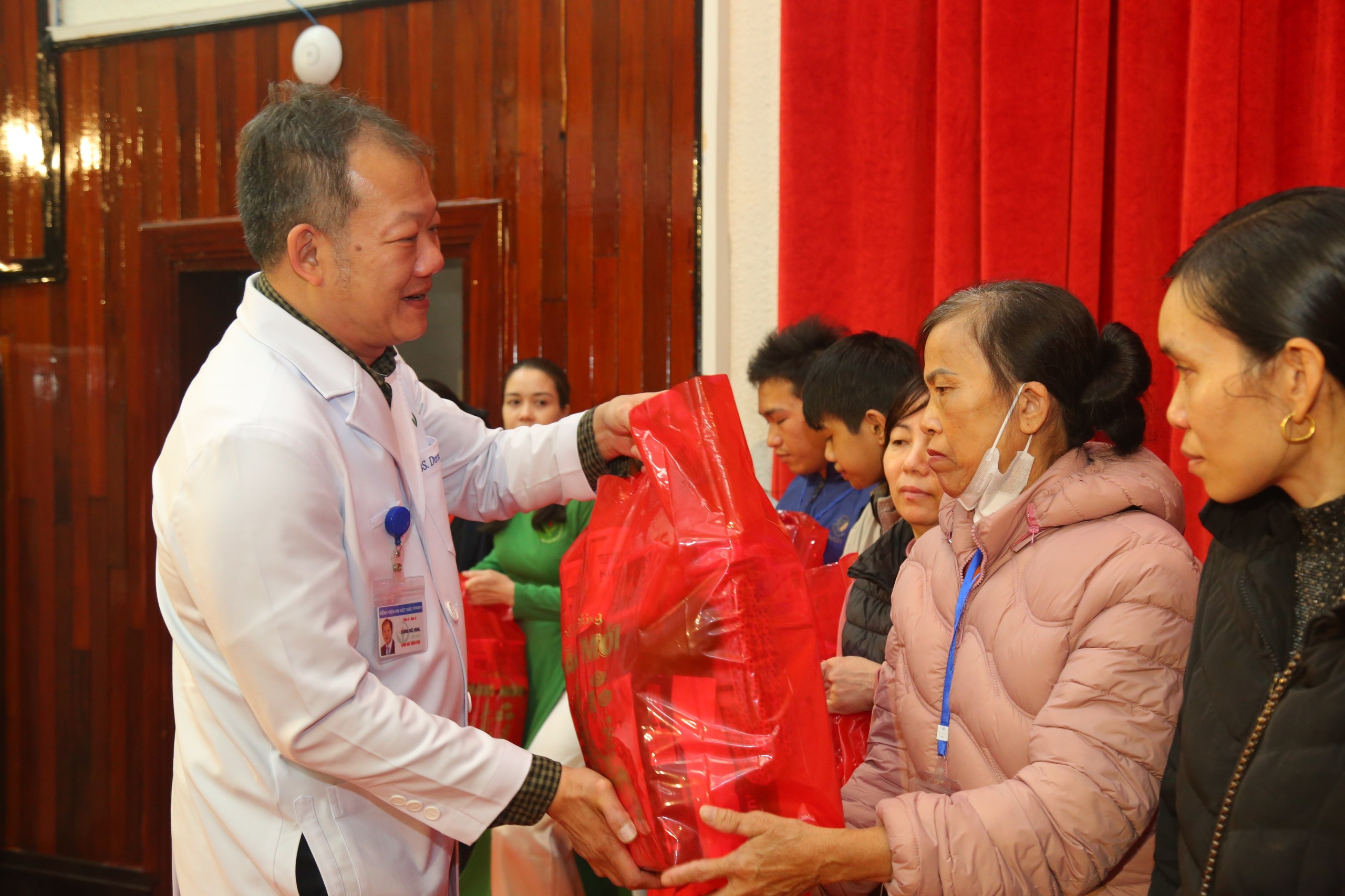 Tết yêu thương, ấm áp dành cho những bệnh nhân nghèo- Ảnh 1.