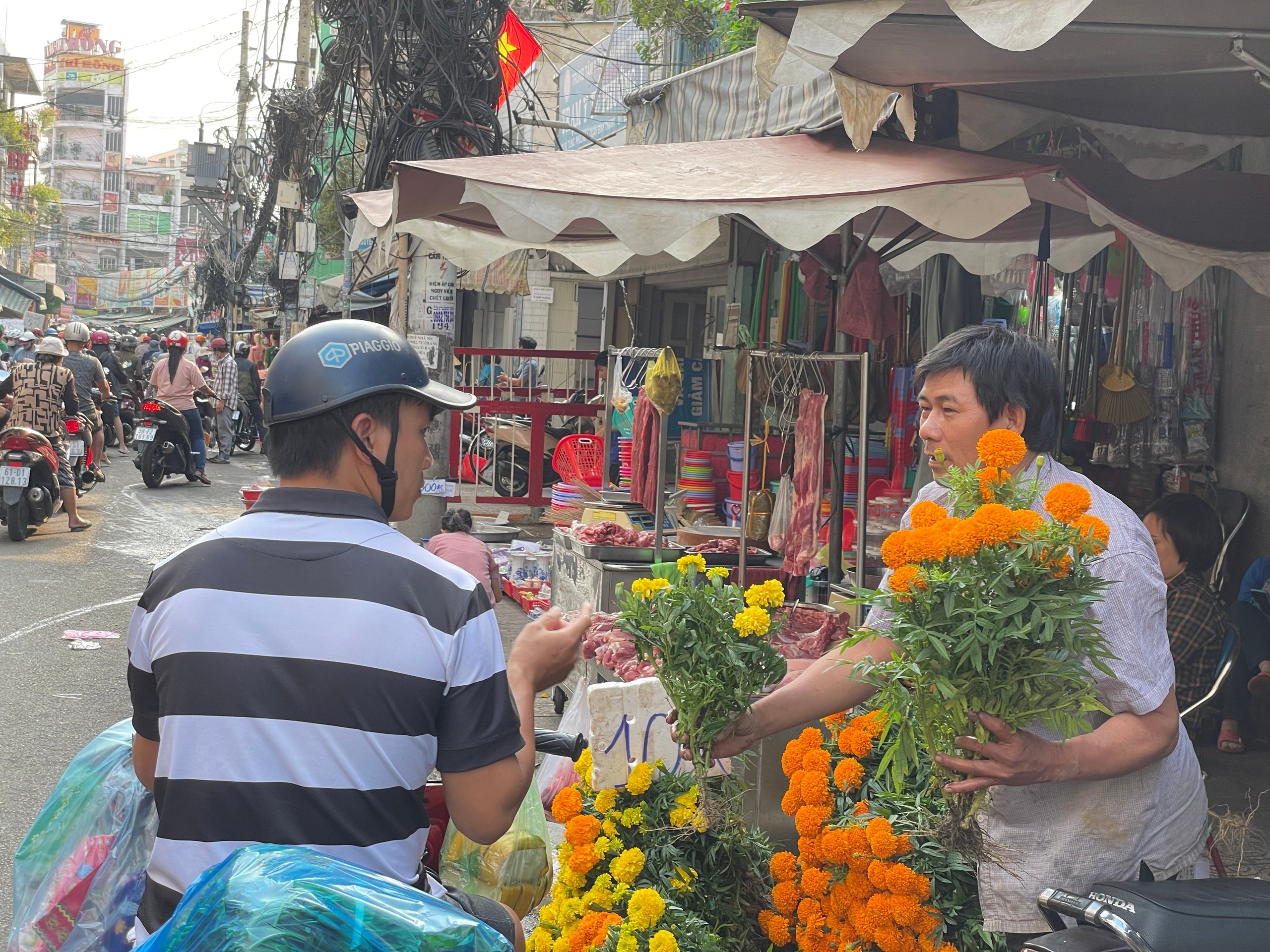 Lạ lùng giá vàng mã, xôi chè, trái cây, hoa tươi ngày đưa ông Táo về trời- Ảnh 3.