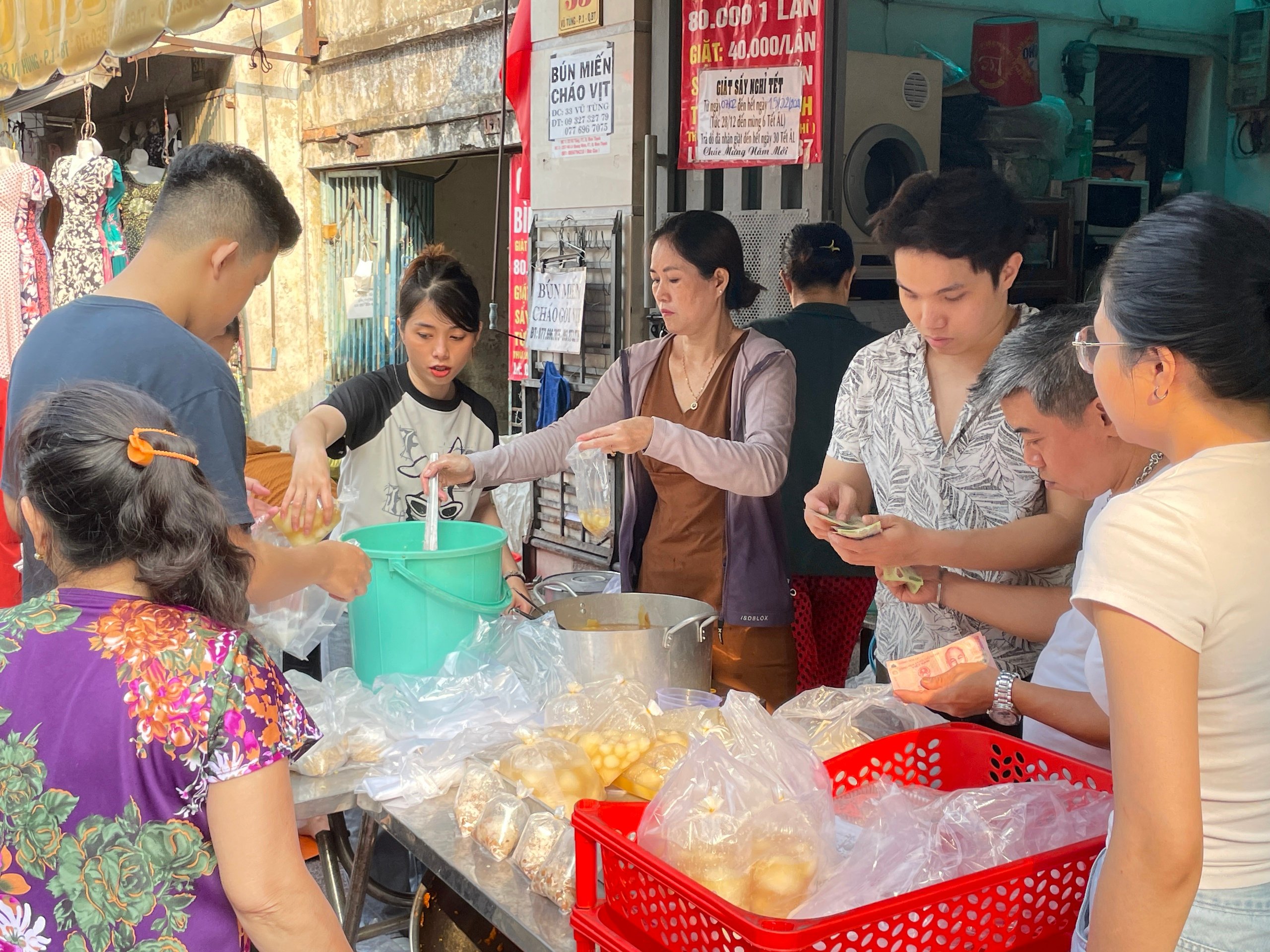 Lạ lùng giá vàng mã, xôi chè, trái cây, hoa tươi ngày đưa ông Táo về trời- Ảnh 2.