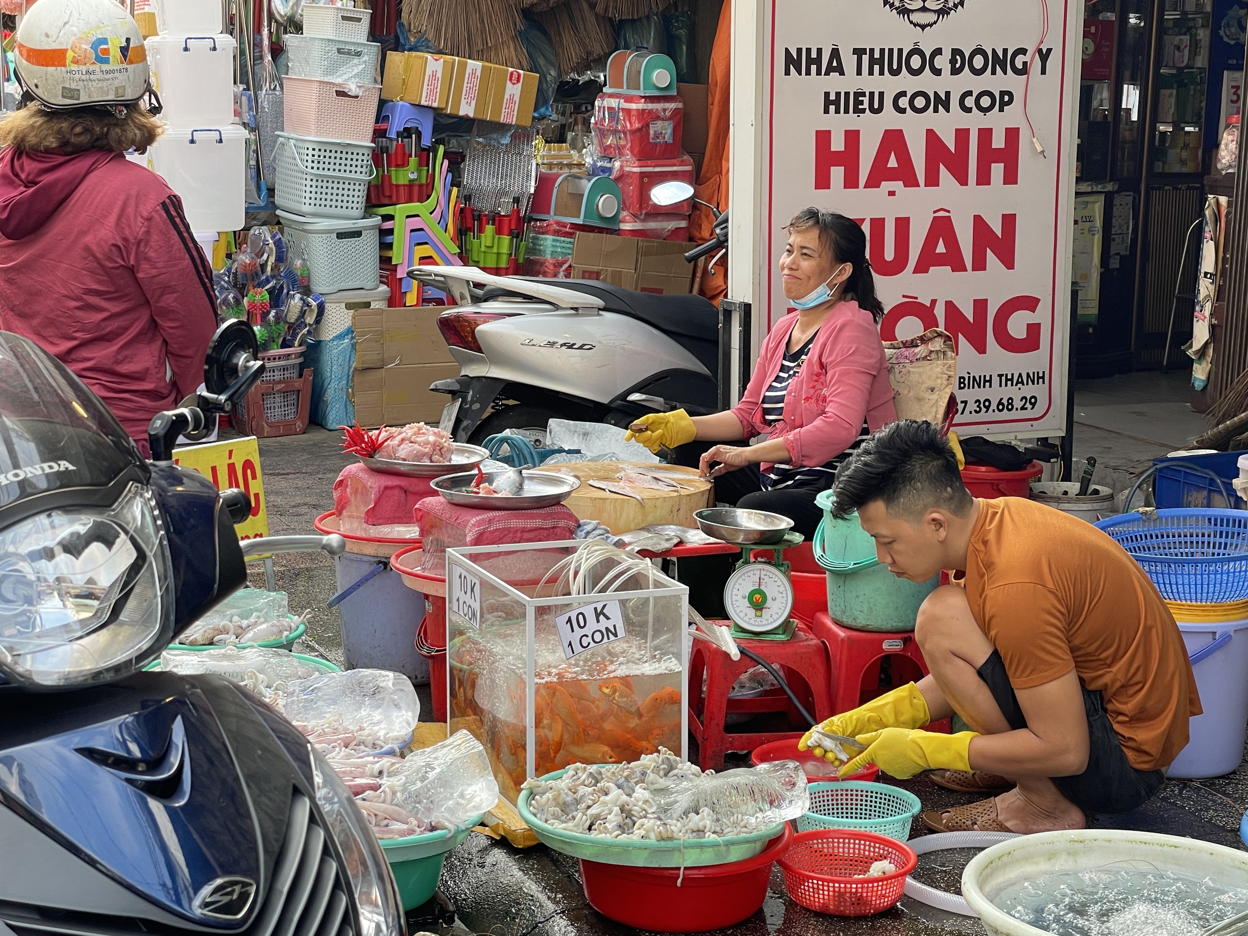 Người Sài Gòn chen chân mua đồ cúng đưa ông Táo về trời, chợ búa ùn tắc vì đông nghịt- Ảnh 7.