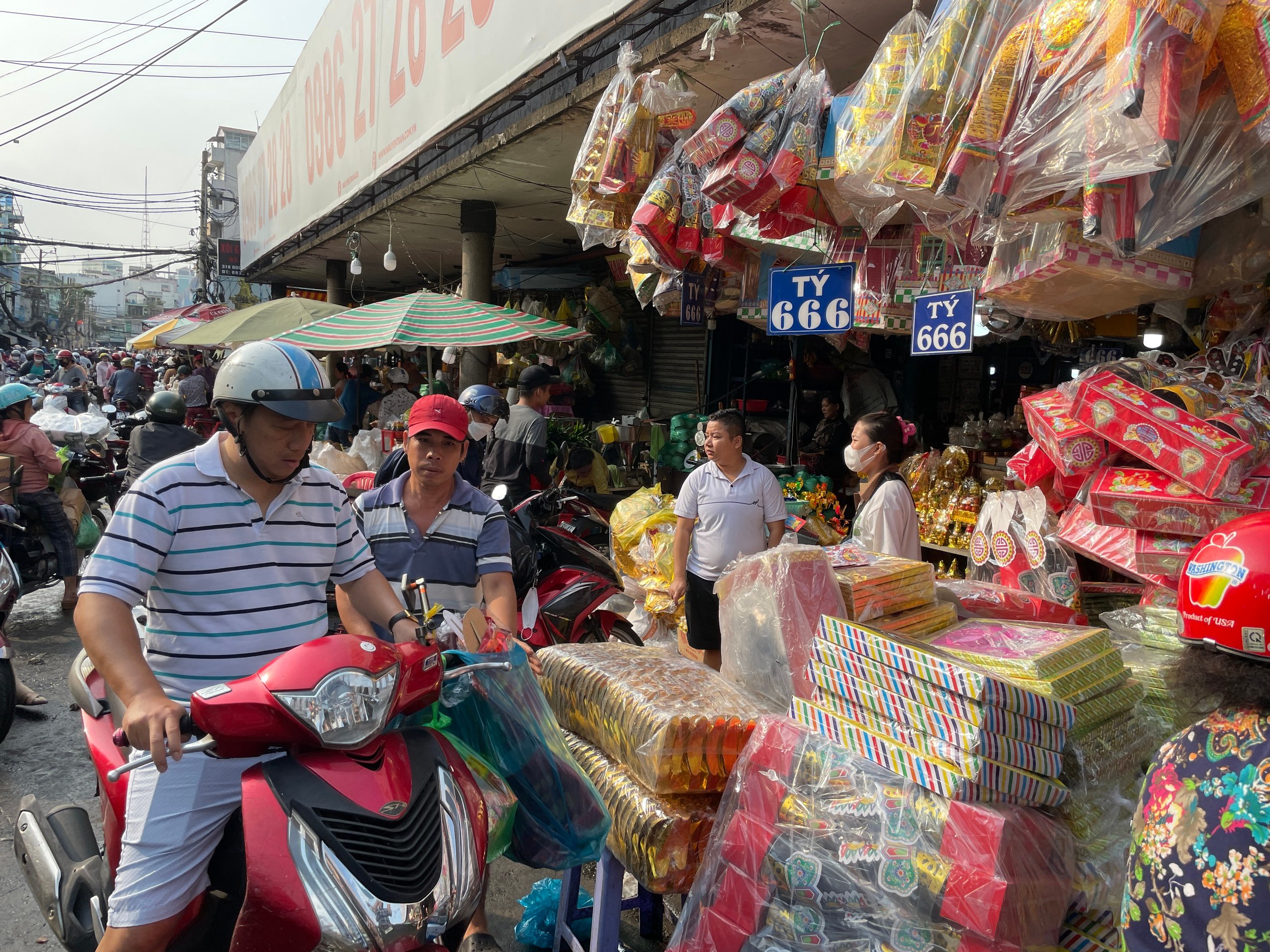 Lạ lùng giá vàng mã, xôi chè, trái cây, hoa tươi ngày đưa ông Táo về trời- Ảnh 1.