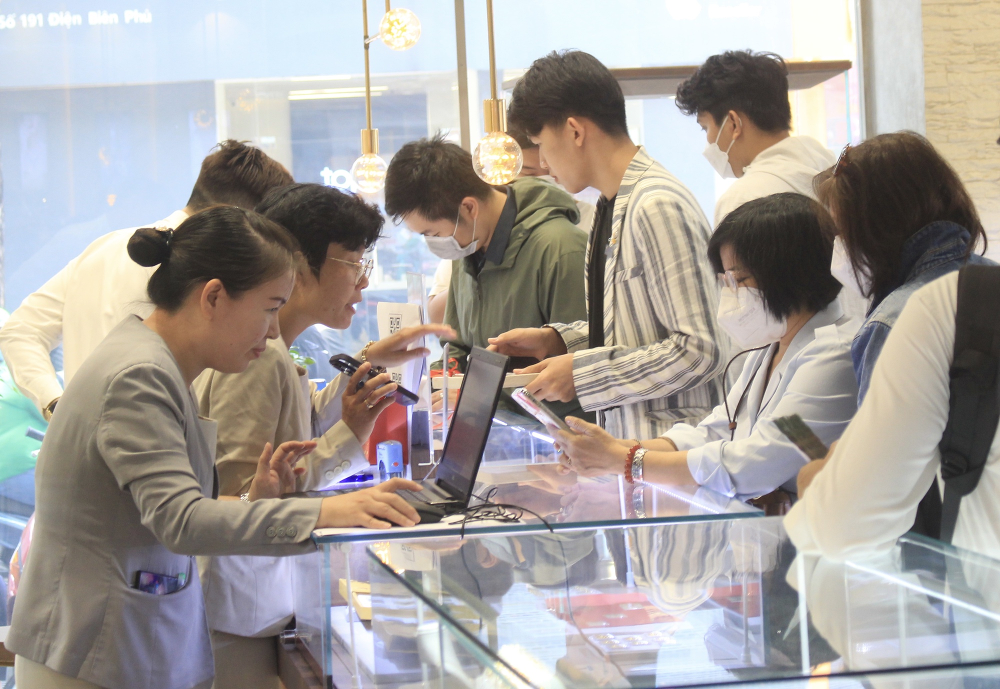Trước Tết, vàng bạc, trang sức cũng đua giảm giá, người dân đua nhau sắm vàng- Ảnh 1. Trước Tết, vàng bạc, trang sức cũng đua giảm giá, người dân đua nhau sắm vàng- Ảnh 1.
