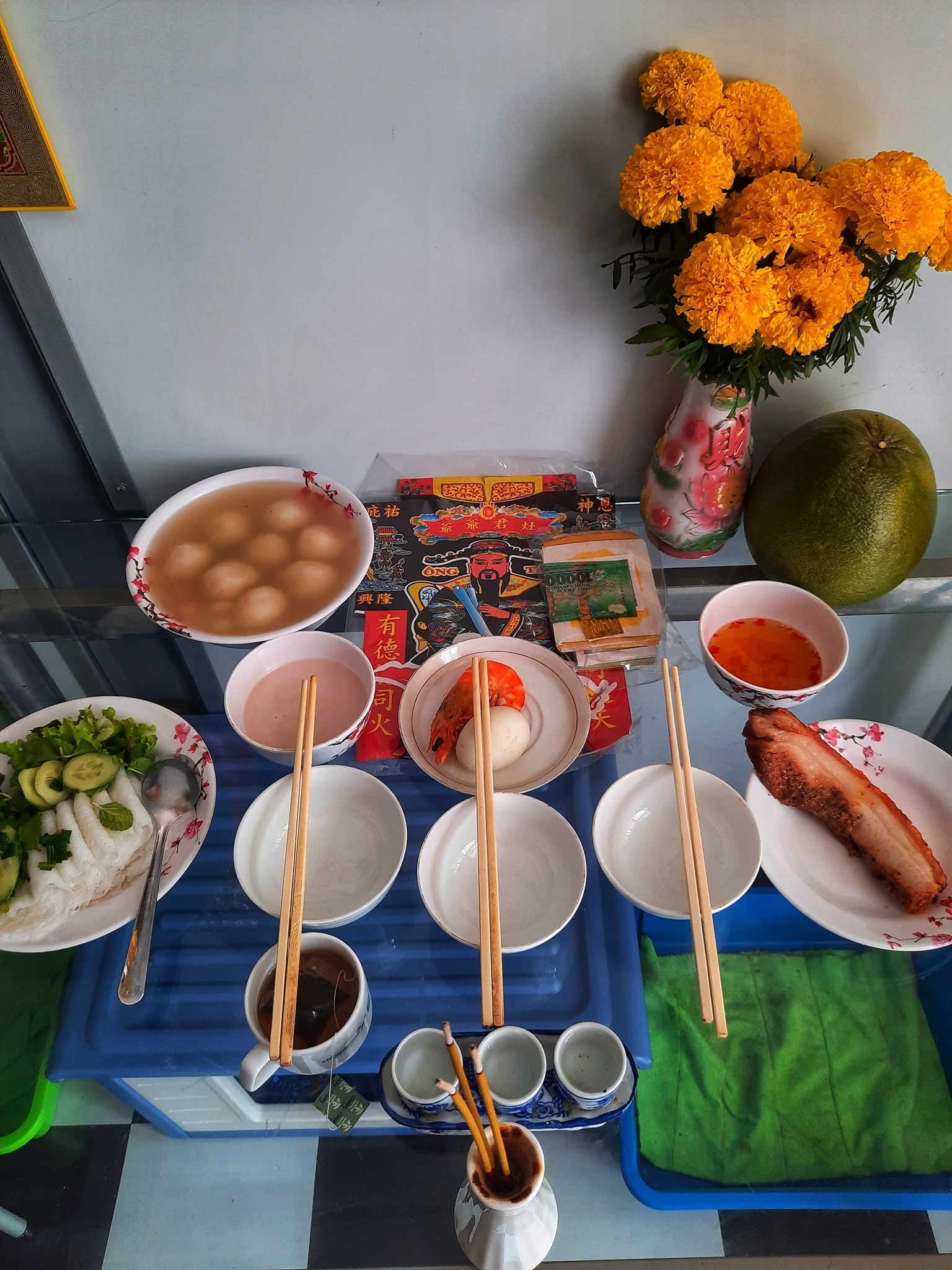 Ngày tiễn ông Công, ông Táo của dàn sao Việt: NSND Tự Long, ca sĩ Minh Quân chuẩn bị mâm lễ đủ đầy- Ảnh 10.