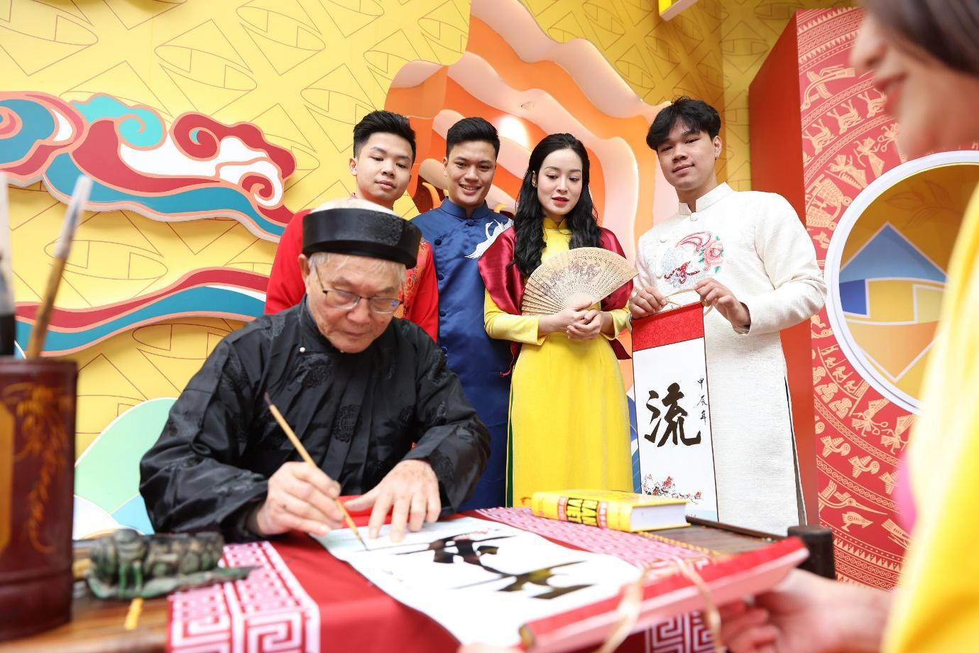 Lưu giữ nét đẹp xin chữ đầu Xuân- Ảnh 1.