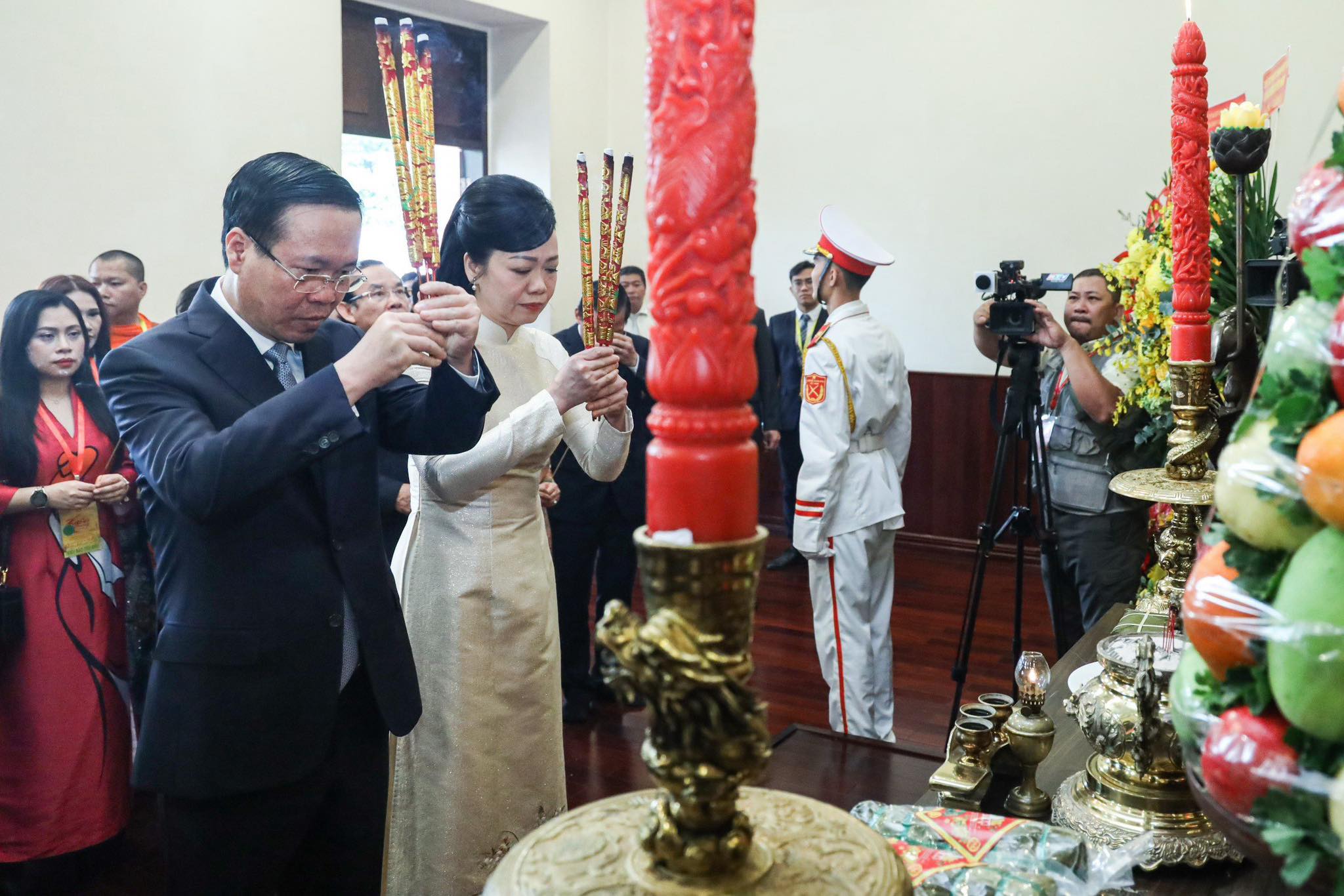 Chủ tịch nước Võ Văn Thưởng cùng kiều bào dâng hương Chủ tịch Hồ Chí Minh, thả cá chép đưa ông Táo- Ảnh 1.