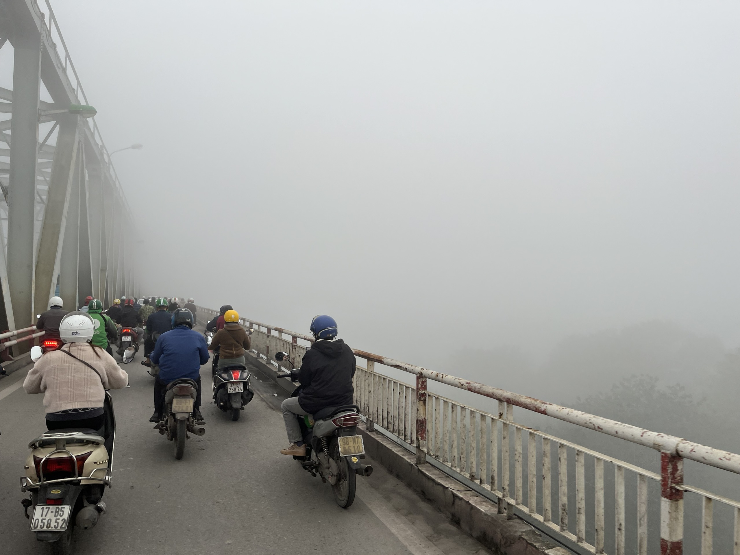 Sương mù đặc quánh ở Hà Nội còn kéo dài vài ngày, chuyên gia khí tượng cảnh báo điều gì?- Ảnh 1.