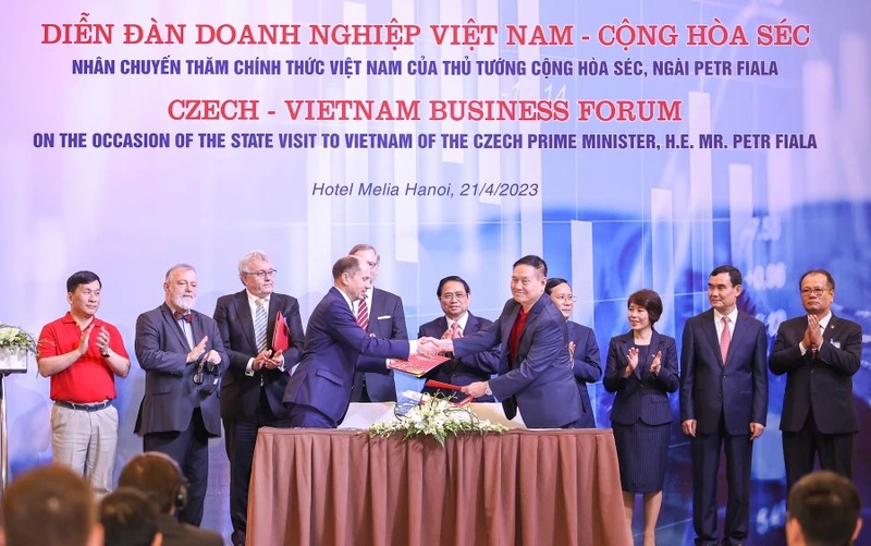 Thủ tướng Chính phủ Phạm Minh Chính và Thủ tướng Chính phủ Cộng hòa Séc Petr Fiala chứng kiến lễ ký thỏa thuận hợp tác giữa Học viện Hàng không Vietjet và Trường bay F Air (Cộng hòa Séc) về xây dựng các chương trình đào tạo phi công cơ bản - ảnh: TL.