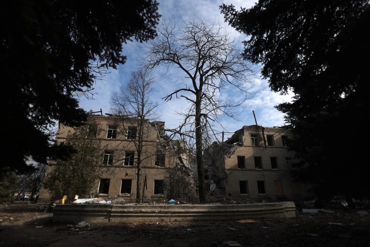 Sau Avdiivka, người Ukraine nơm nớp lo sợ thị trấn của họ lọt vào tầm ngắm của quân Nga - Ảnh 1.