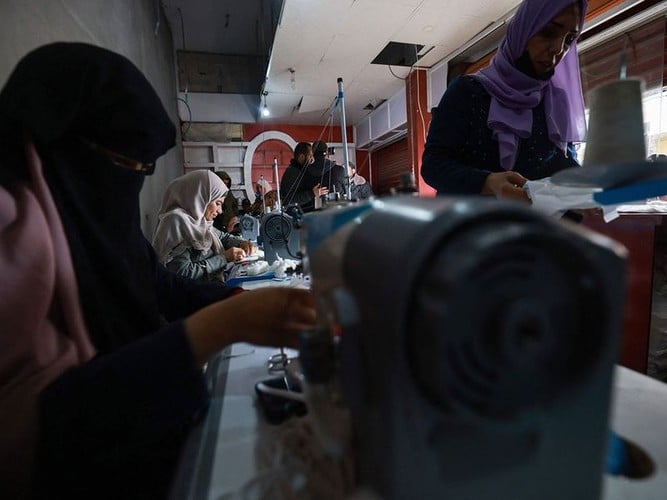 Thợ may thời chiến làm tã lót, thứ không thể tìm thấy ở dải Gaza- Ảnh 10.