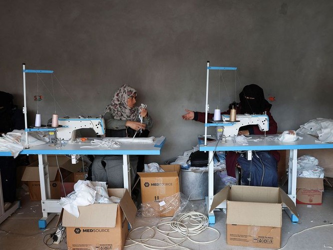 Thợ may thời chiến làm tã lót, thứ không thể tìm thấy ở dải Gaza- Ảnh 12.