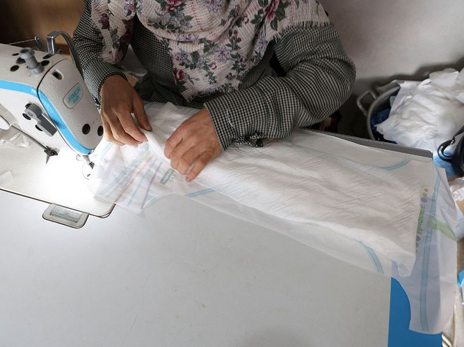 Thợ may thời chiến làm tã lót, thứ không thể tìm thấy ở dải Gaza- Ảnh 2.