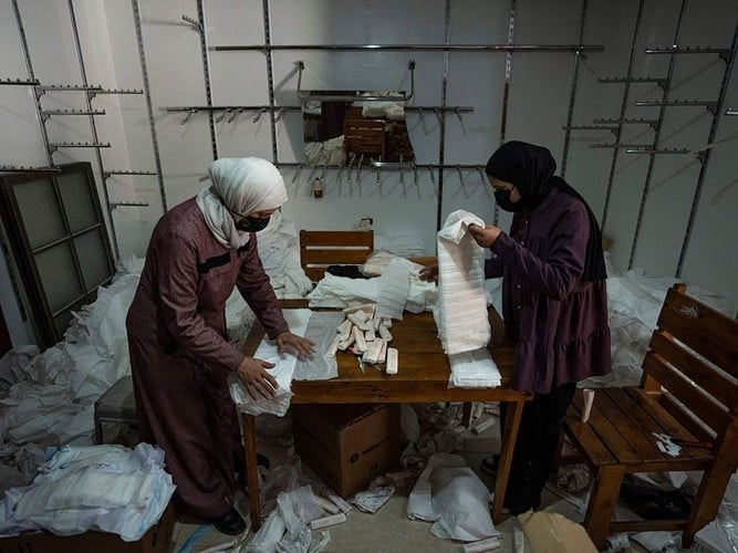 Thợ may thời chiến làm tã lót, thứ không thể tìm thấy ở dải Gaza- Ảnh 3.