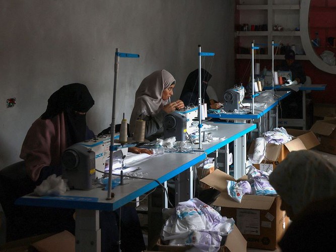 Thợ may thời chiến làm tã lót, thứ không thể tìm thấy ở dải Gaza- Ảnh 4.