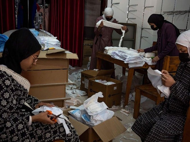 Thợ may thời chiến làm tã lót, thứ không thể tìm thấy ở dải Gaza- Ảnh 5.