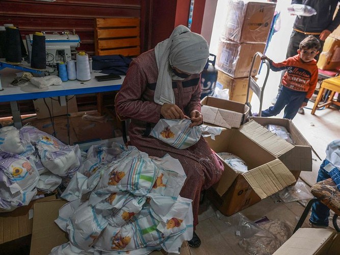 Thợ may thời chiến làm tã lót, thứ không thể tìm thấy ở dải Gaza- Ảnh 6.