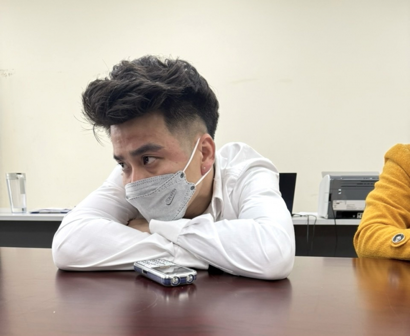 TIN NÓNG 24 GIỜ QUA: Đổ xăng đốt "tình địch" giữa quán bia; dùng súng cướp thuốc lá lậu- Ảnh 7.