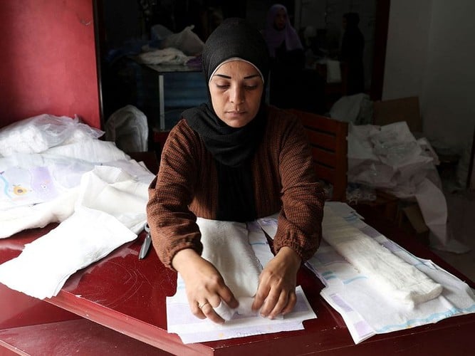 Thợ may thời chiến làm tã lót, thứ không thể tìm thấy ở dải Gaza- Ảnh 8.