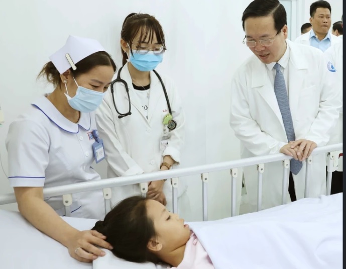 Chủ tịch nước Võ Văn Thưởng thăm ca thông tim bào thai đầu tiên tại Bệnh viện Nhi đồng 1- Ảnh 3.