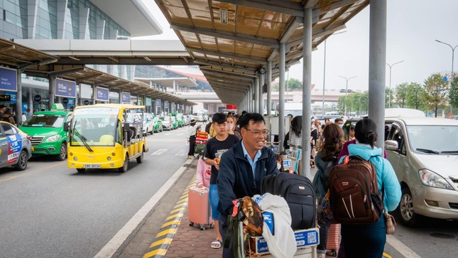 Vé máy bay "căng như dây đàn" sau Tết- Ảnh 1.