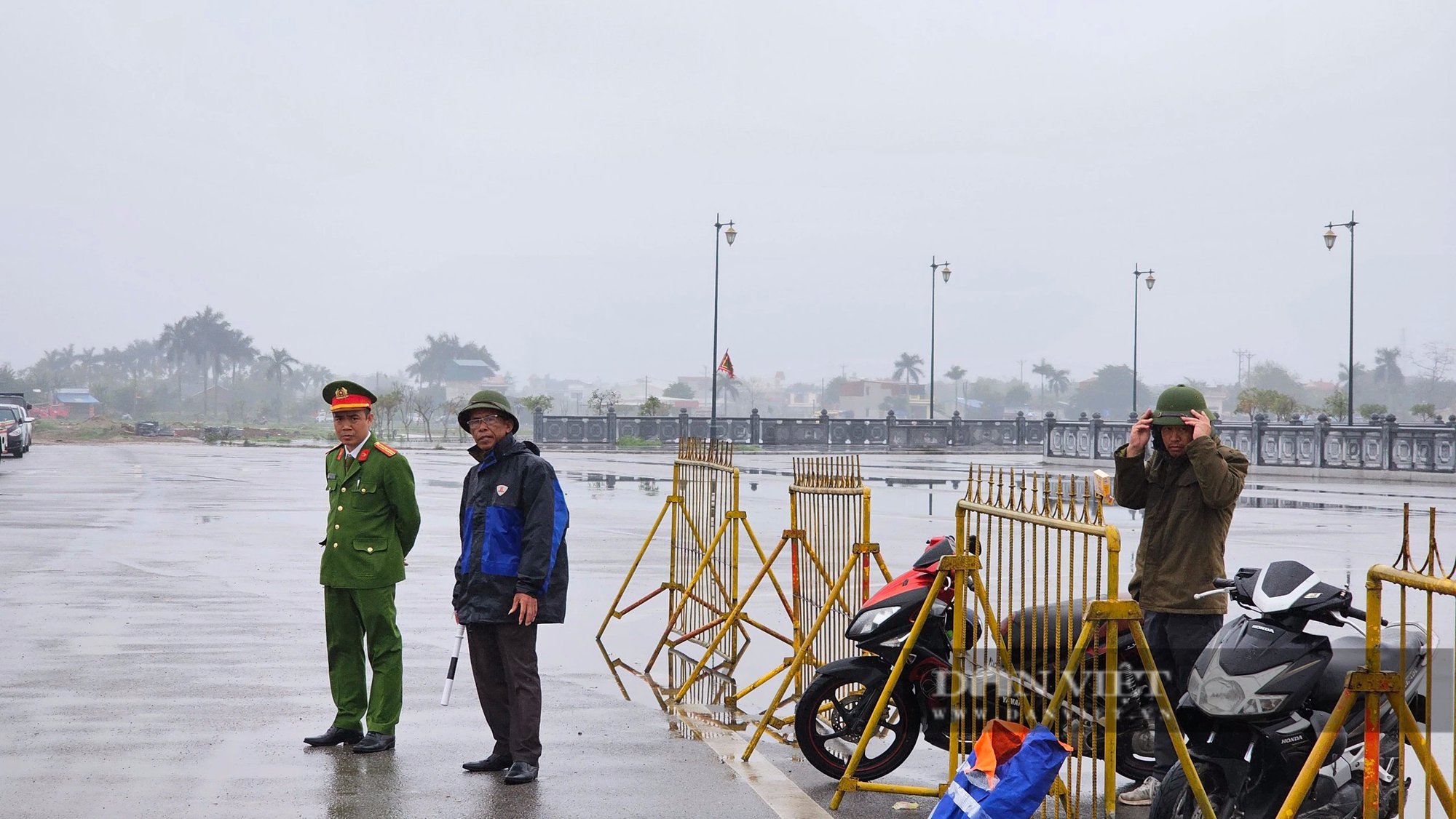 Hàng nghìn người chen chân xin quẻ cầu lộc trước giờ khai ấn đền Trần Nam Định- Ảnh 9.