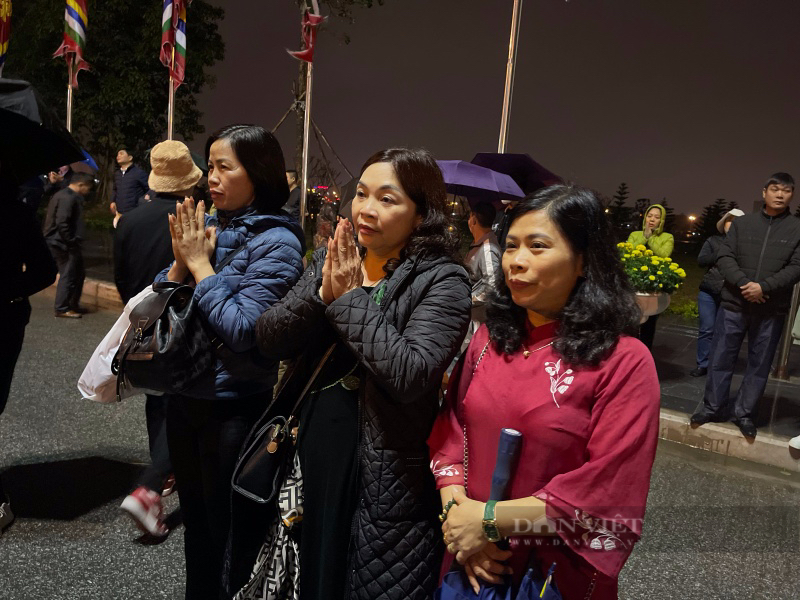 Người dân dầm mưa lạnh, thâu đêm chờ khai ấn đền Trần- Ảnh 4.