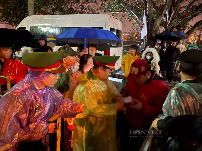 Người dân dầm mưa lạnh, thâu đêm chờ khai ấn đền Trần- Ảnh 5.