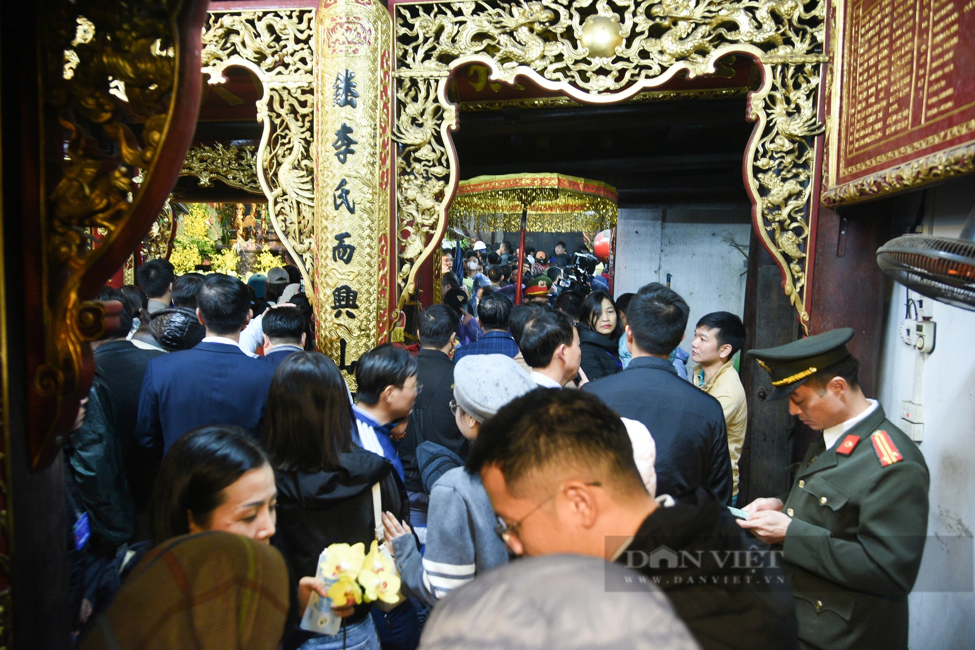 "Biển người" chen lấn, xô đẩy để dâng hương sau đêm khai ấn đền Trần 2024- Ảnh 5.