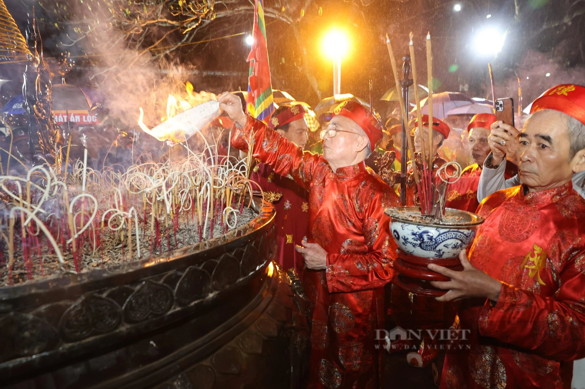 "Biển người" chen lấn, xô đẩy để dâng hương sau đêm khai ấn đền Trần 2024- Ảnh 8.