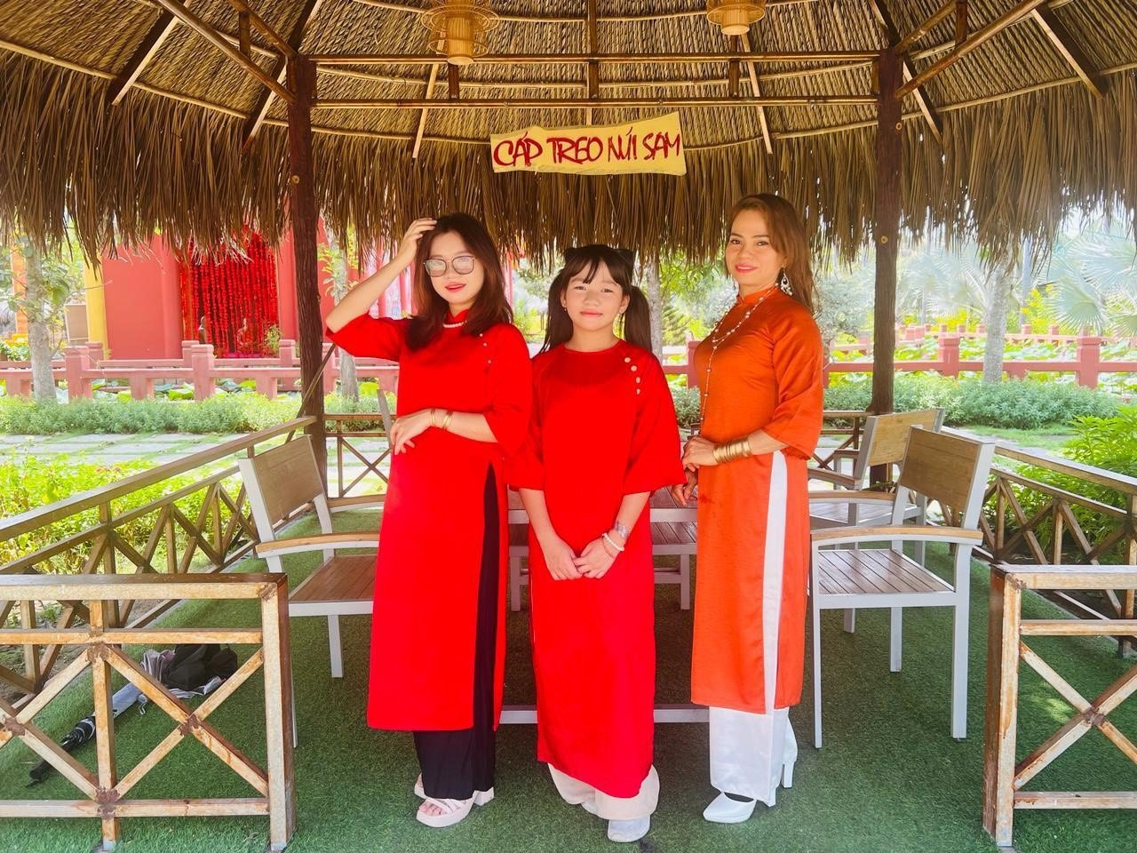 Đoàn phim "Câu chuyện xóm nhỏ" chính thức bấm máy tại KDL Văn hoá Tâm linh Bà Chúa Xứ - Cáp treo núi Sam- Ảnh 6.