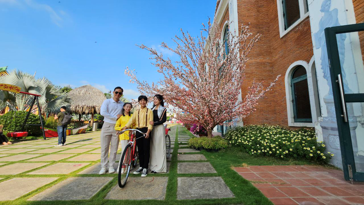 Đoàn phim "Câu chuyện xóm nhỏ" chính thức bấm máy tại KDL Văn hoá Tâm linh Bà Chúa Xứ - Cáp treo núi Sam- Ảnh 2.