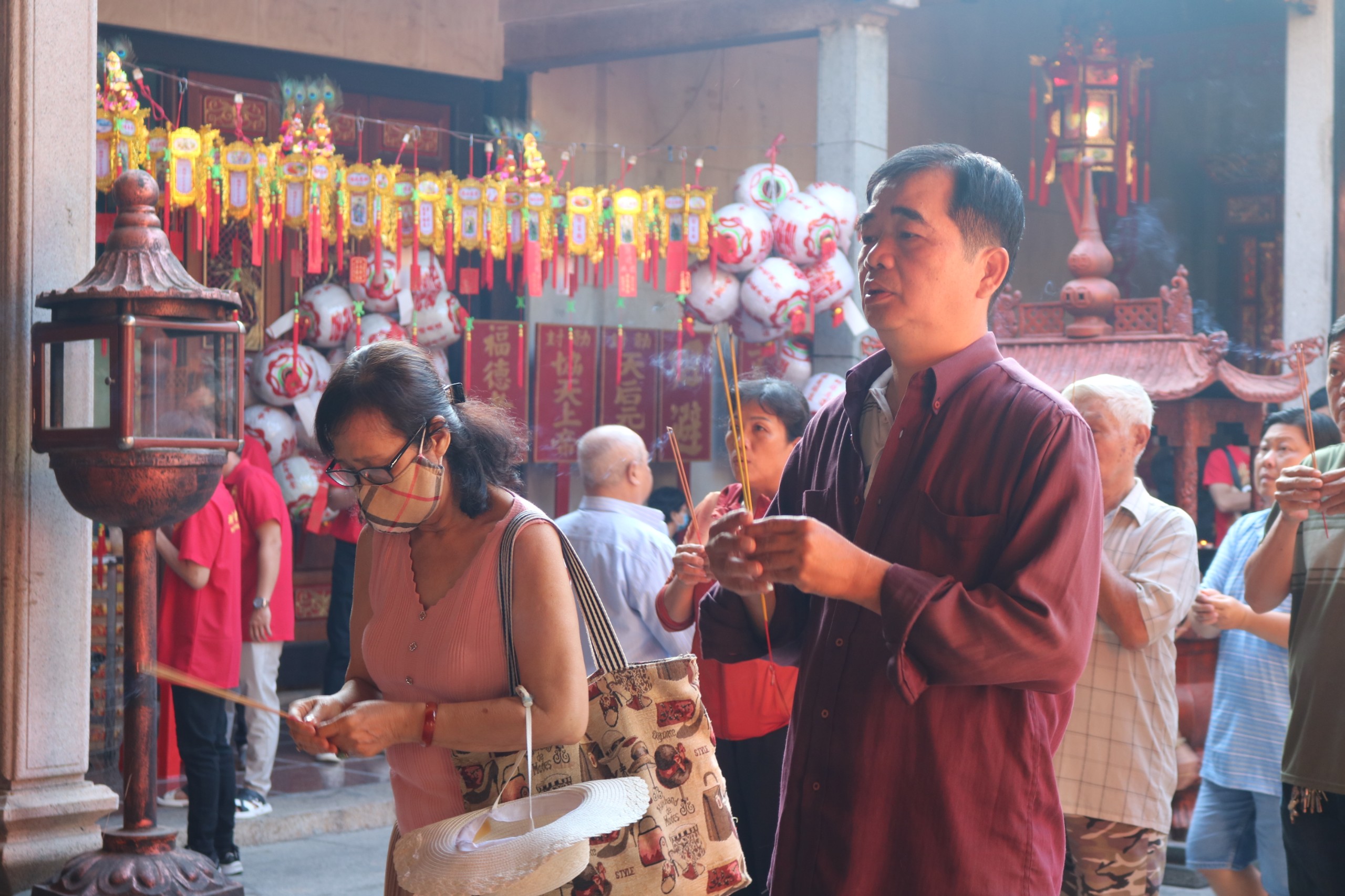 Người Sài Gòn tấp nập đi “vay lộc” ở chùa trăm tuổi - Ảnh 5.