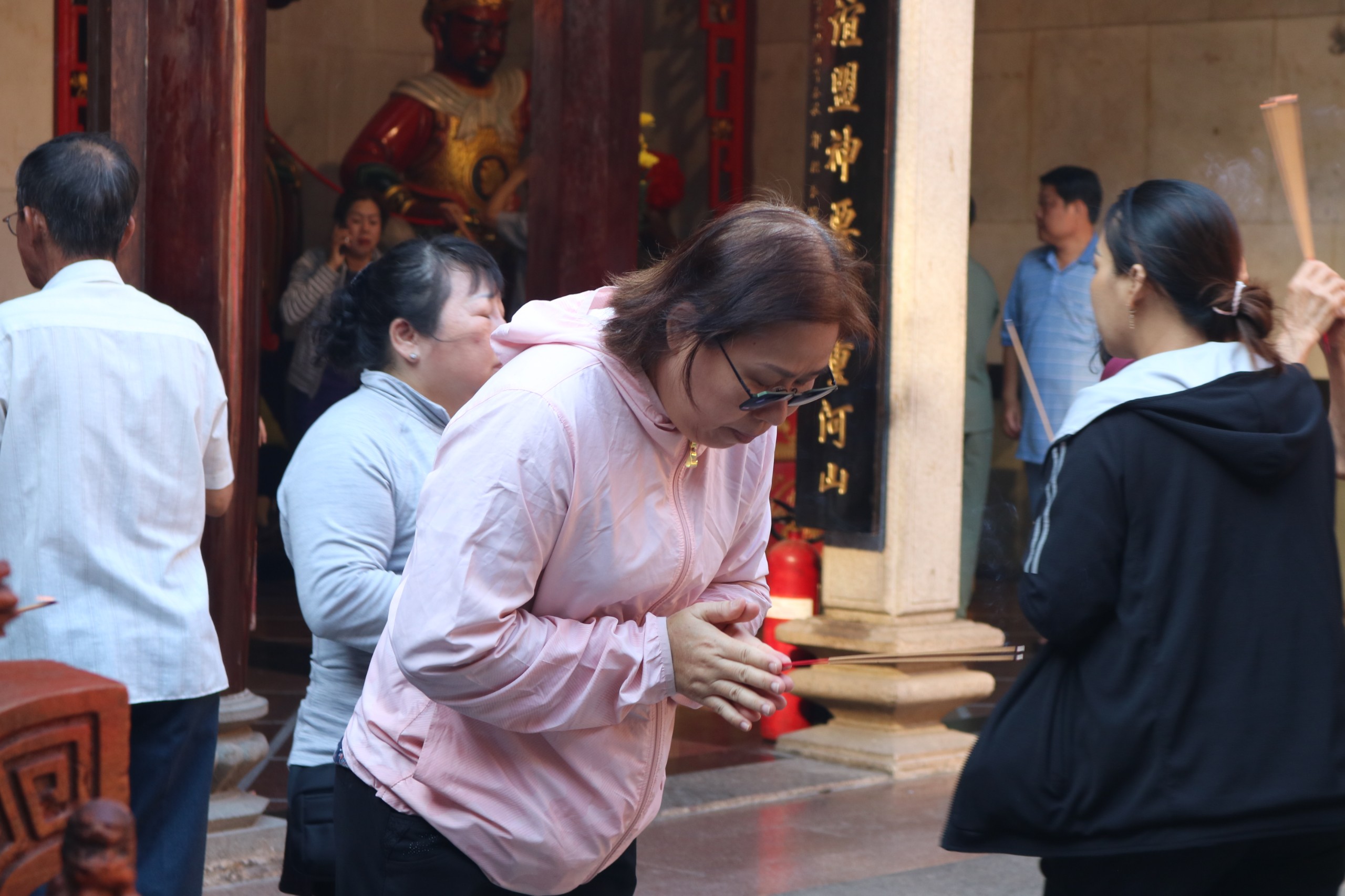 Người Sài Gòn tấp nập đi “vay lộc” ở chùa trăm tuổi - Ảnh 6.