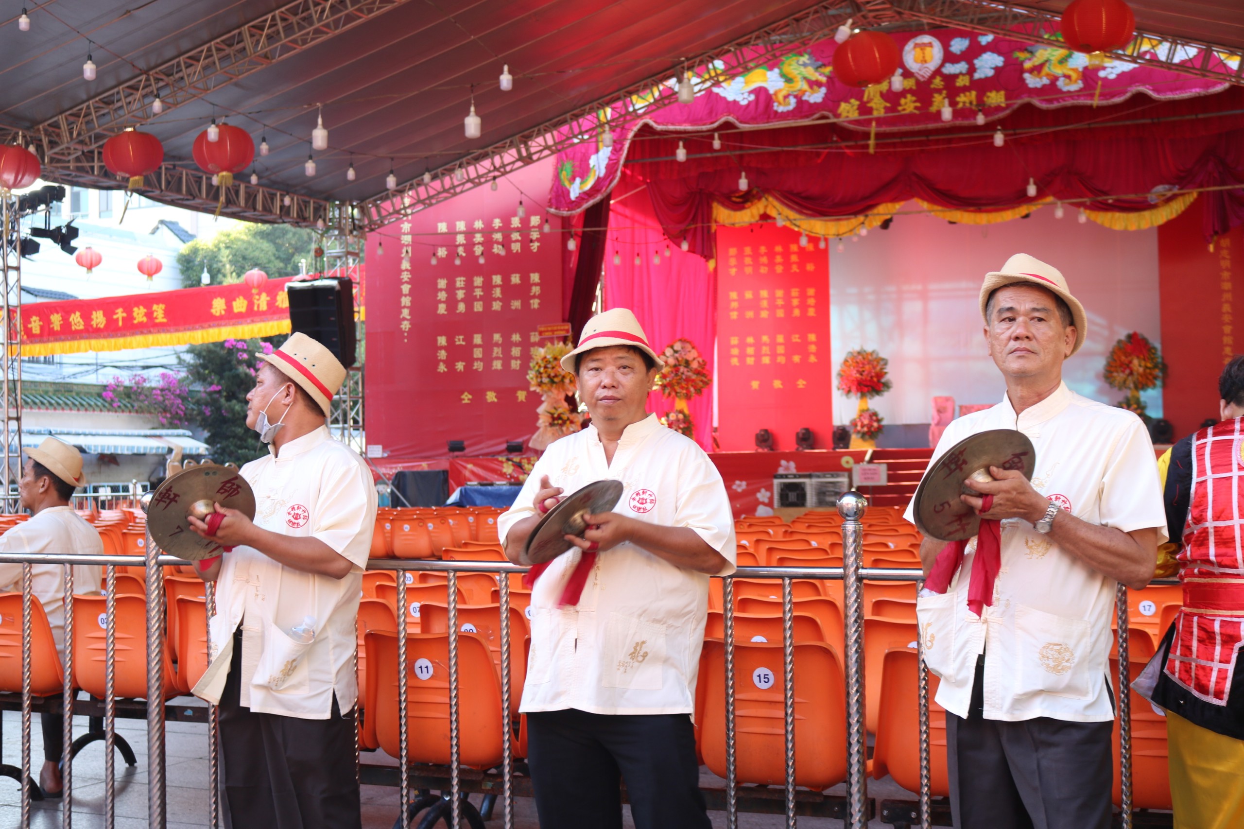Người Sài Gòn tấp nập đi “vay lộc” ở chùa trăm tuổi - Ảnh 10.