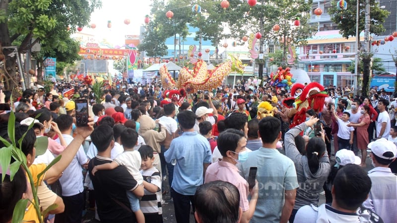 Nước uống, khăn lạnh, xe ôm miễn phí ở Lễ hội Rằm tháng Giêng Bình Dương- Ảnh 1.