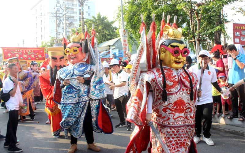 16h, đoàn rước kiệu Bà bắt đầu diễu hành qua các tuyến đường trung tâm TP.Thủ Dầu Một.