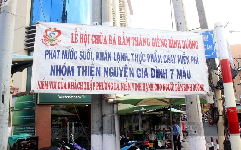 Nước uống, khăn lạnh, xe ôm miễn phí ở Lễ hội Rằm tháng Giêng Bình Dương- Ảnh 10.