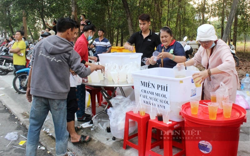Nước uống, khăn lạnh, xe ôm miễn phí ở Lễ hội Rằm tháng Giêng Bình Dương- Ảnh 13.